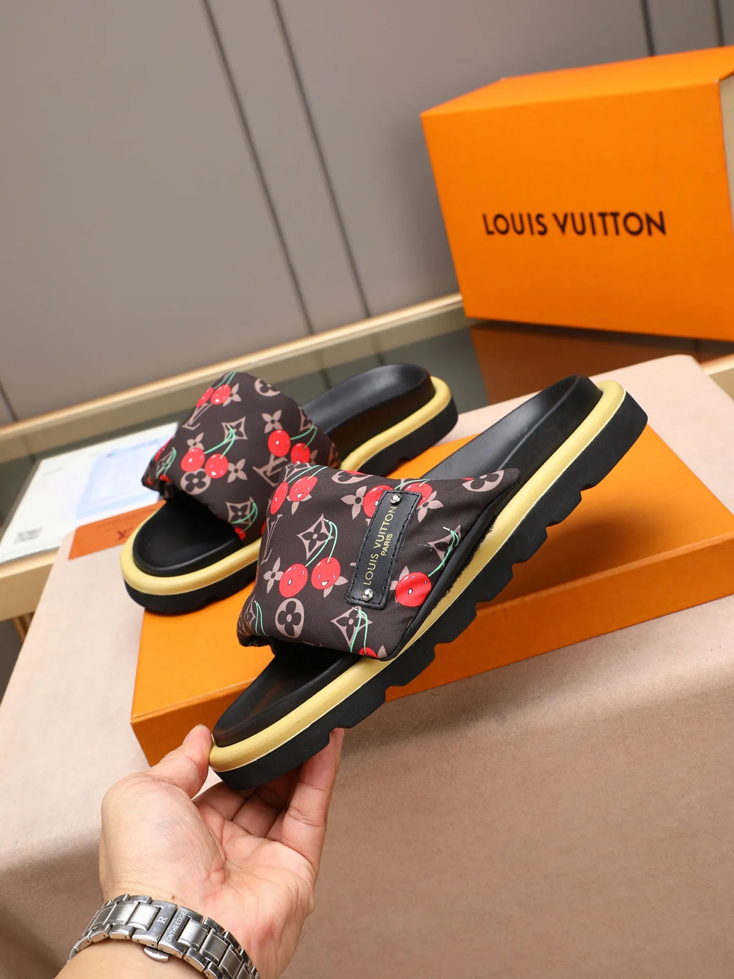 PP360 [LOUIS VUITTON] Louis Vuitton, LV printing, men's and women's slippers are on the market. The drawer box packaging comes with a cloth bag and a card. The upper pattern looks very soft and waxy, and it is a super versatile leg slimming tool. Fabric: imported denim/canvas/old fabric, LV hardware LOGO, official website pattern printing, comfortable to wear, feet: high-elastic PU water table. Sole: foam sole, heel height: about 5cm. Code number: 35-46, 35, 45, 46 are custom-made and non-returnable. Color: multiple colors and styles available.